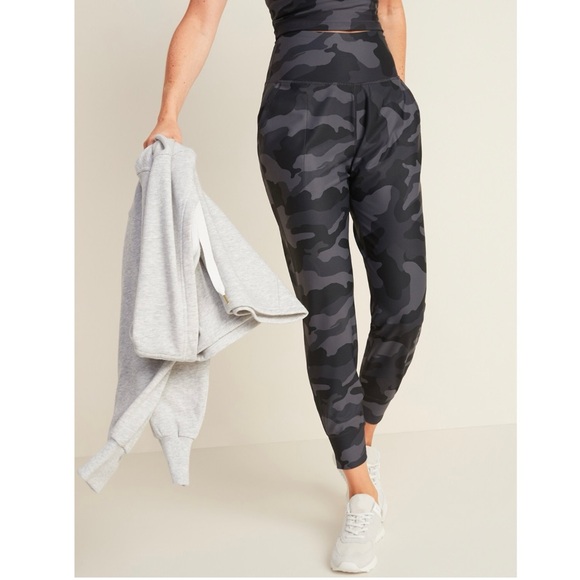 Old Navy High-Waisted Black Camo Print Joggers - Picture 2 of 11
